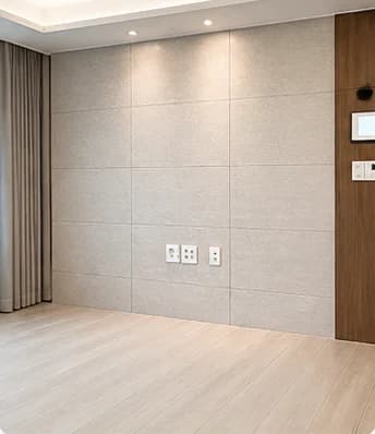TV를 걸 거실 벽 전체를 멀리서 가로로 찍은 예시 사진